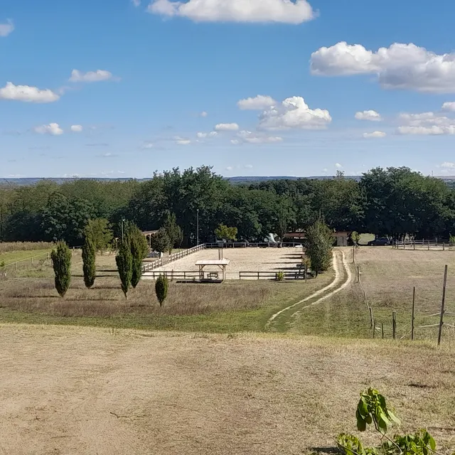 Blick auf Hof und Landschaft
